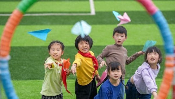 股巢网 真正的教育，不是“放手不管”，而是“逐渐引导孩子的主见”